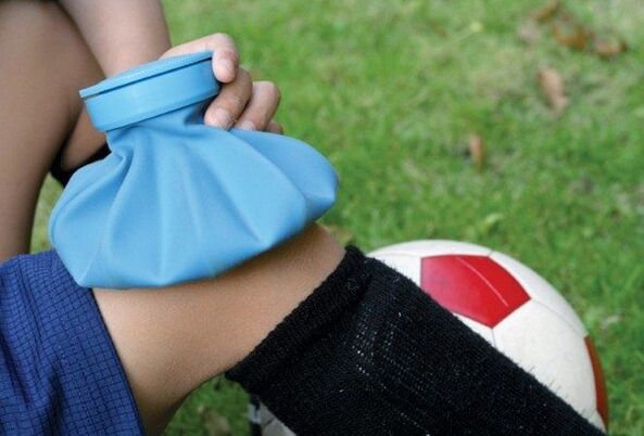 Aplicar uma compressa fria em uma lesão no joelho