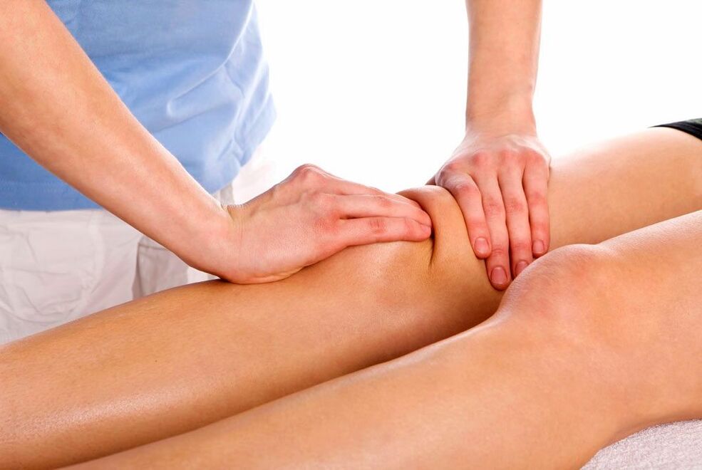 Uma sessão de massagem terapêutica para um joelho lesionado